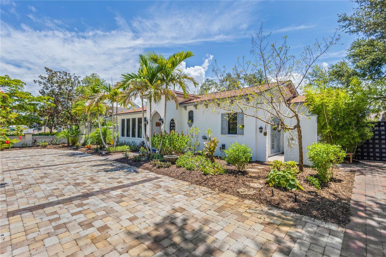 Property Photo:  313 Harbor Dr S.  FL 34285 