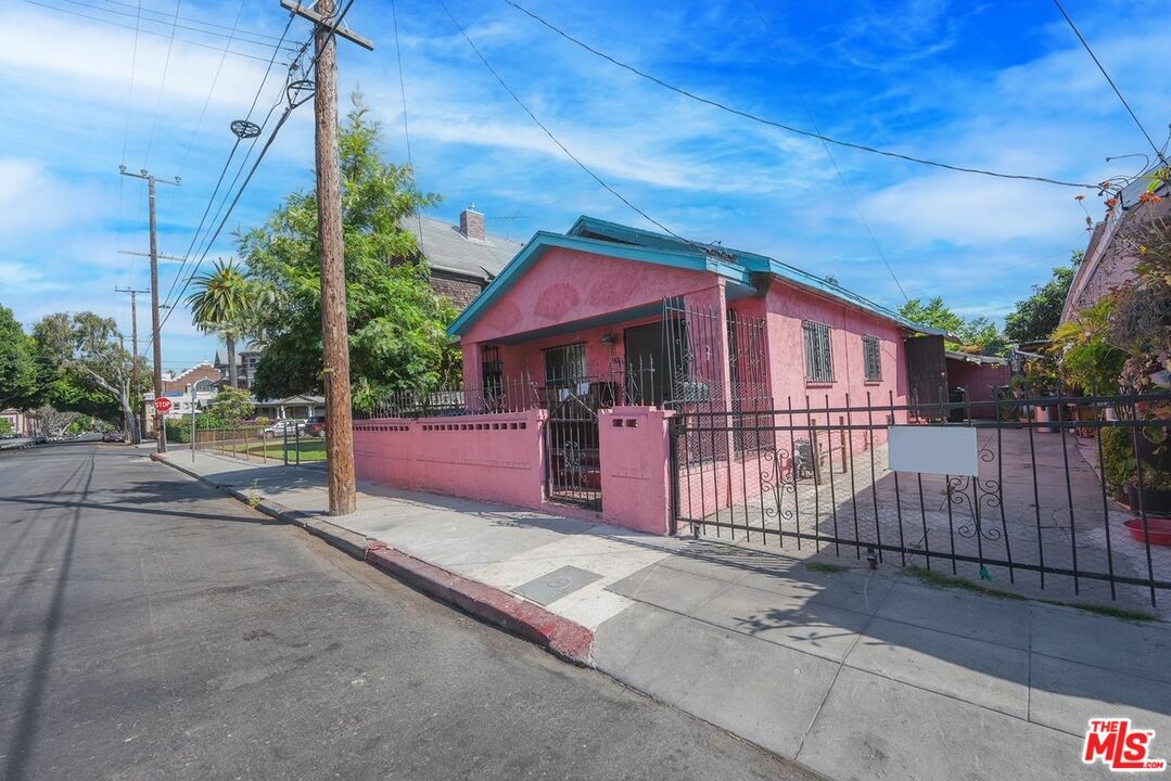 Property Photo:  1619  W 14th St  CA 90015 