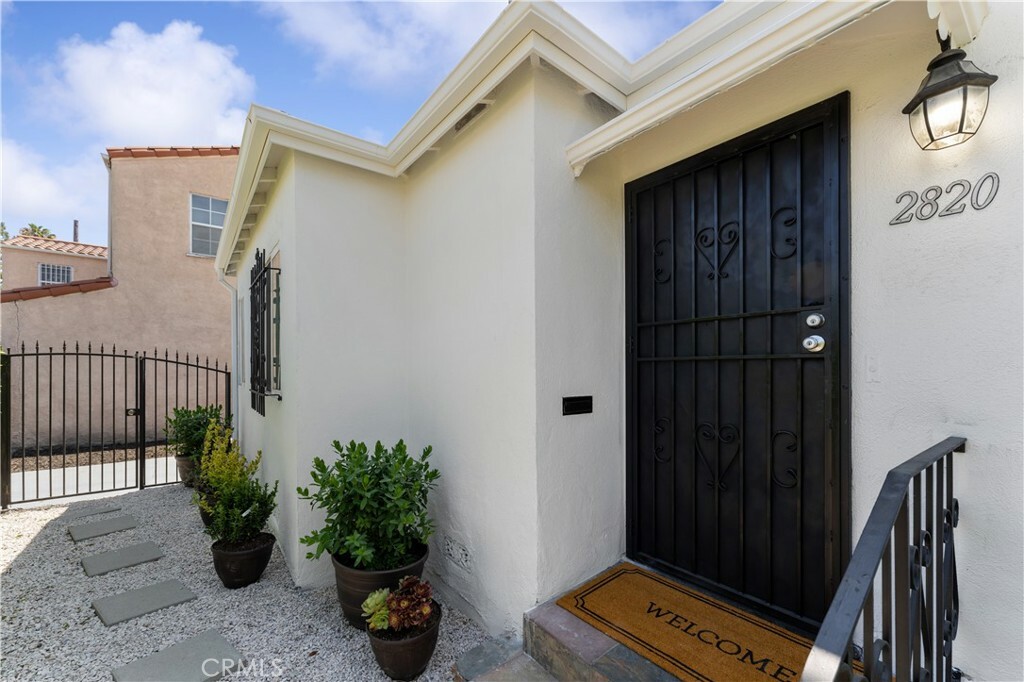 Property Photo:  2820 S La Brea Avenue  CA 90016 