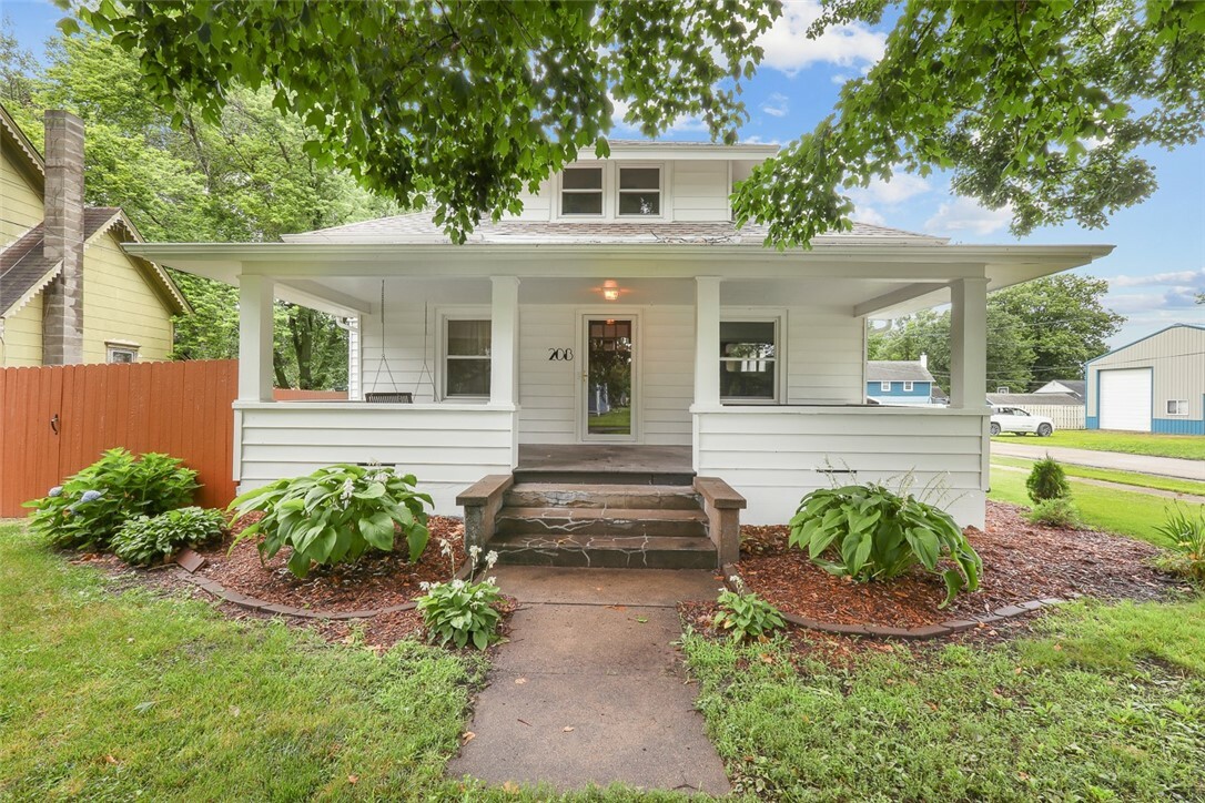 Property Photo:  208 W Walnut Street  IA 50207 