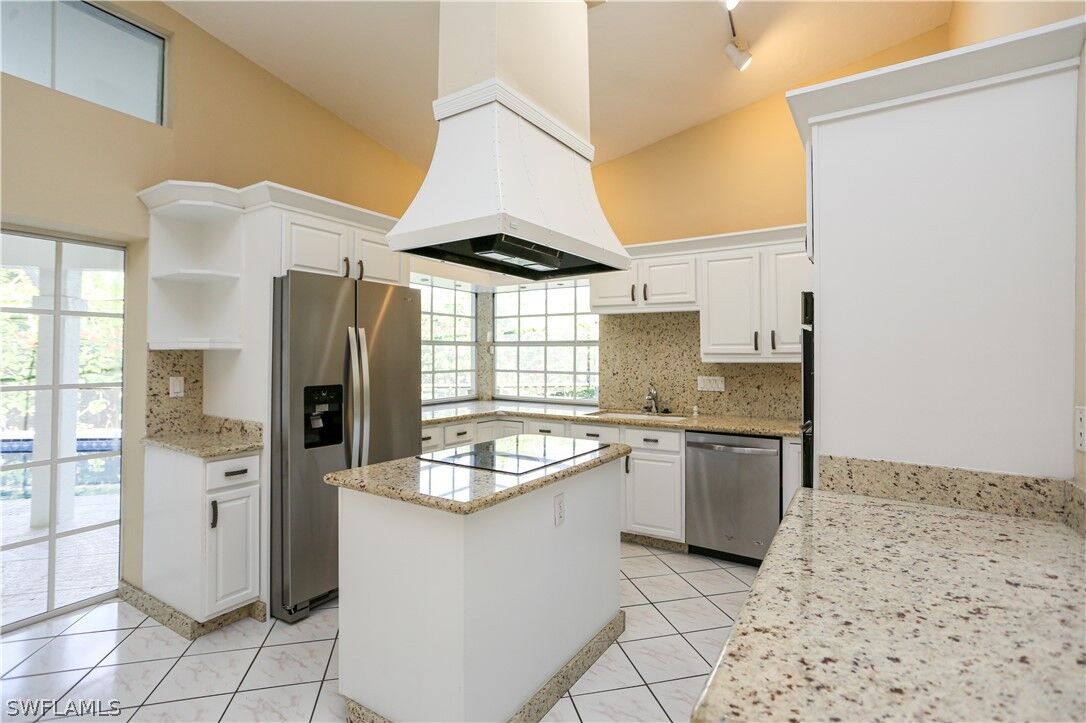 Property Photo:  1040 Moon Lake Drive  FL 34104 