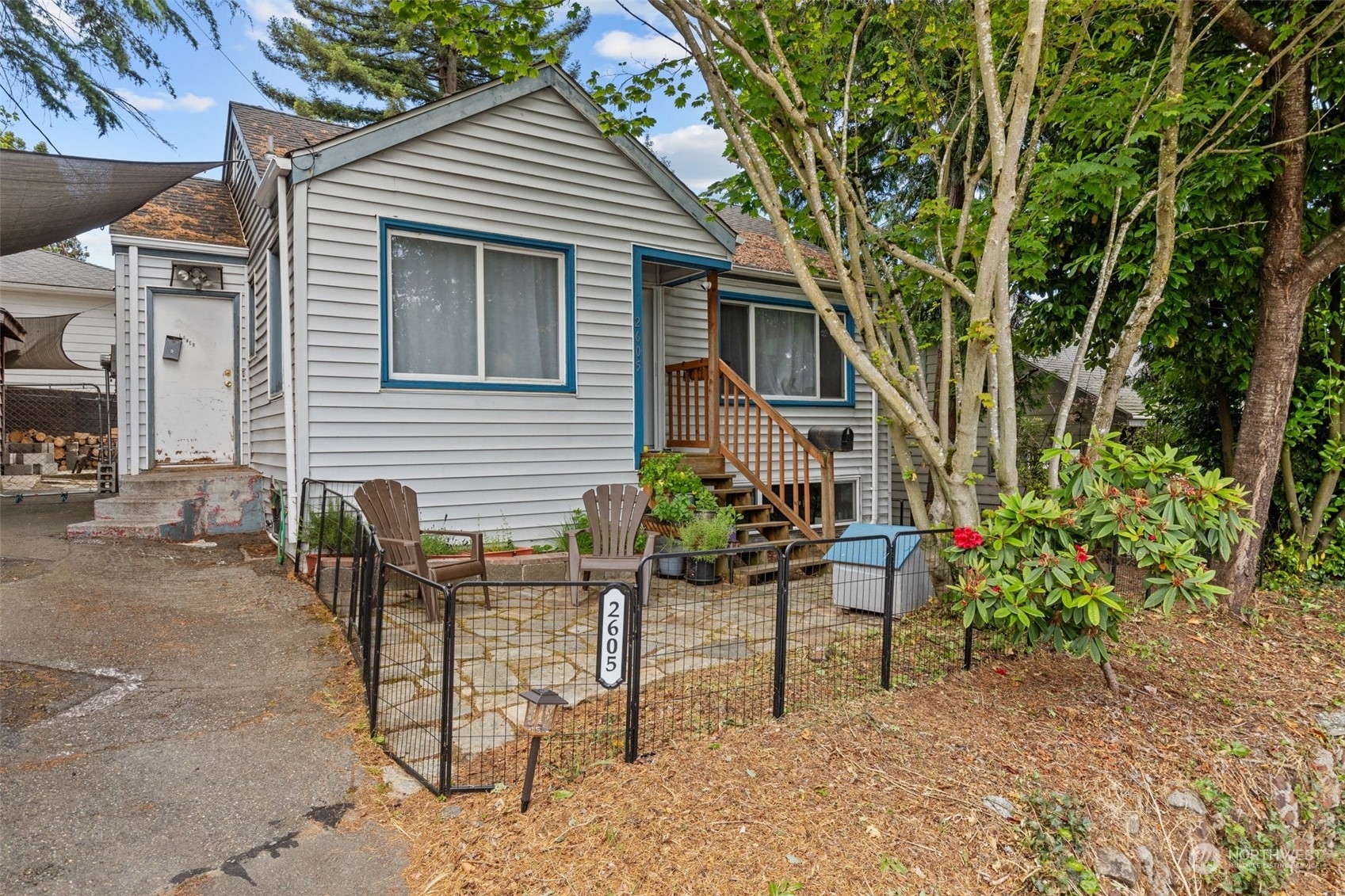 Property Photo:  2605 4th Avenue N  WA 98109 