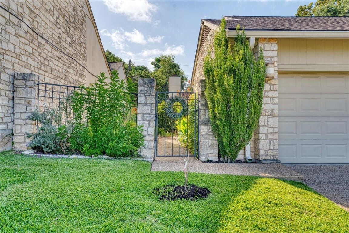 Property Photo:  8007 Raintree Place  TX 78759 