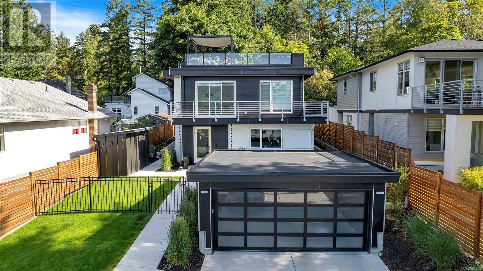 Photo de la propriété:  772 Harding Lane  BC V8M 2G2 