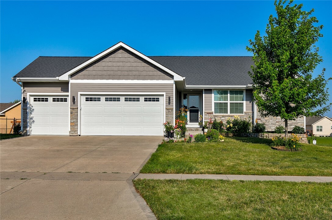 Property Photo:  1720 SE Waters Edge Drive  IA 50263 