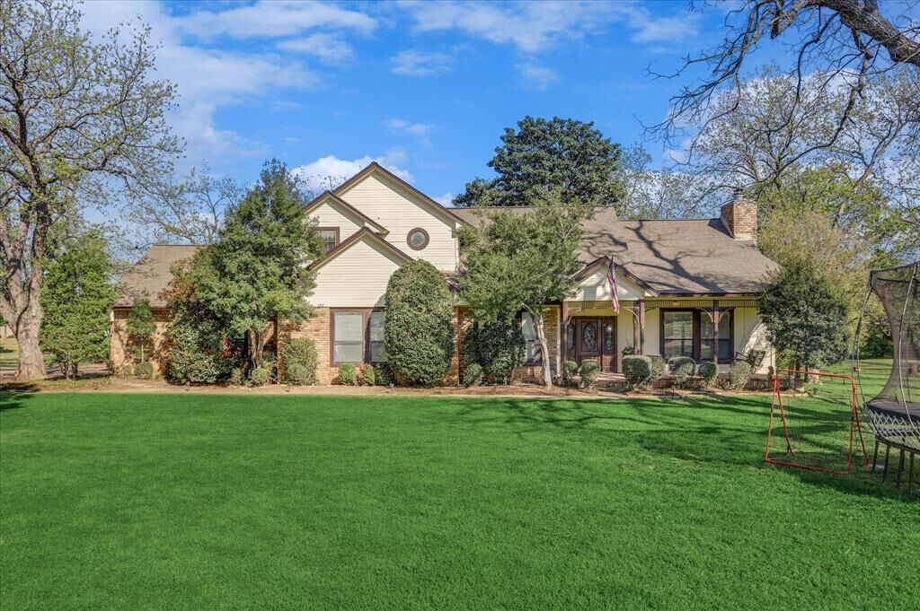 Property Photo:  2201 Oak Knoll Court  TX 76034 