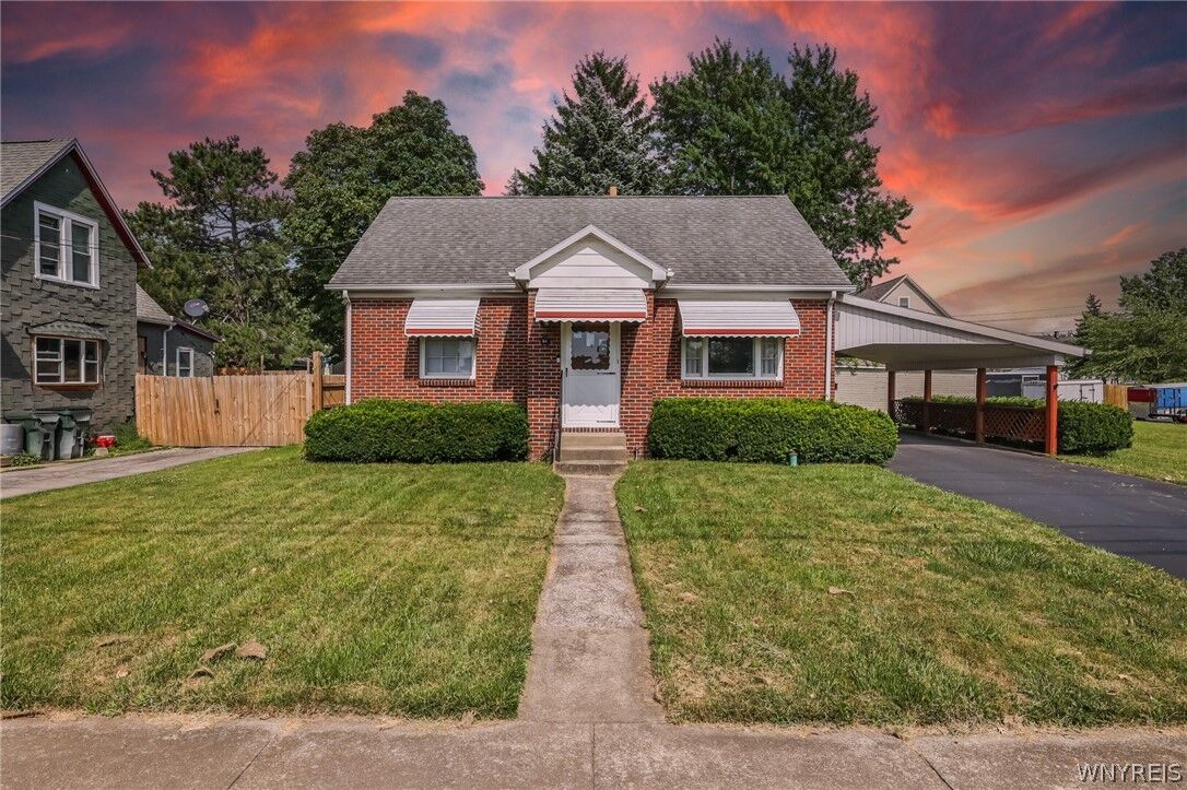 Property Photo:  61 Ellicott Place  NY 14043 