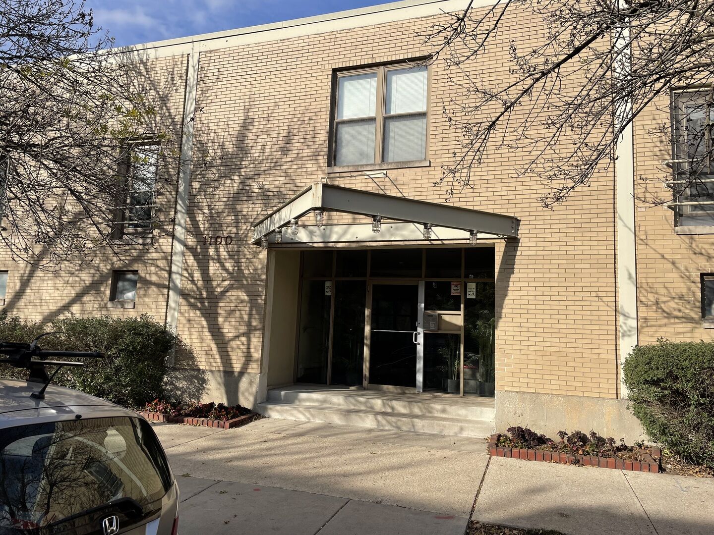 Property Photo: 1100 W Cornelia Avenue 119 IL 60657