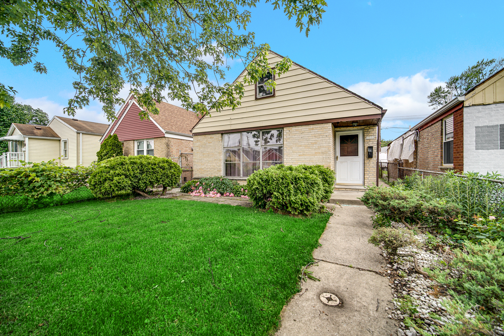 Property Photo: 1532 N 39th Avenue IL 60165