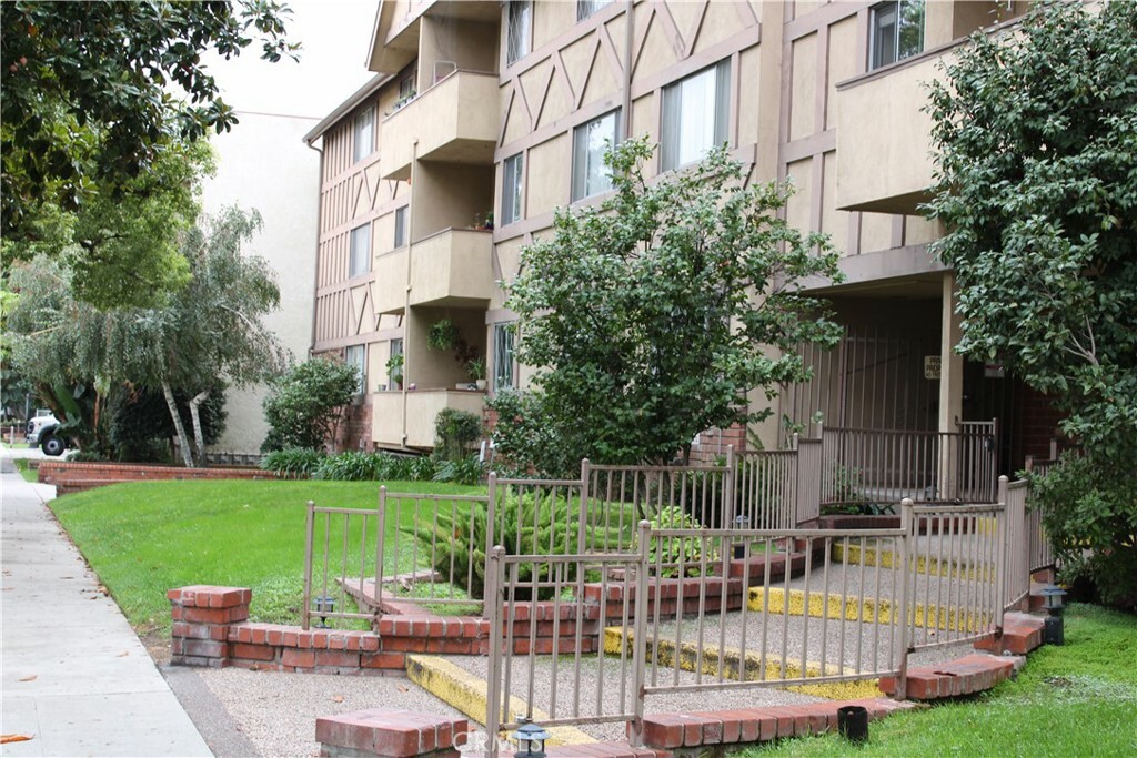 Property Photo:  600 W Stocker Street 303  CA 91202 