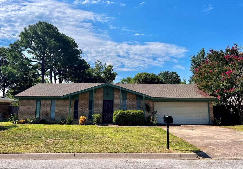 Property Photo: 8612 Brookridge Drive TX 76182