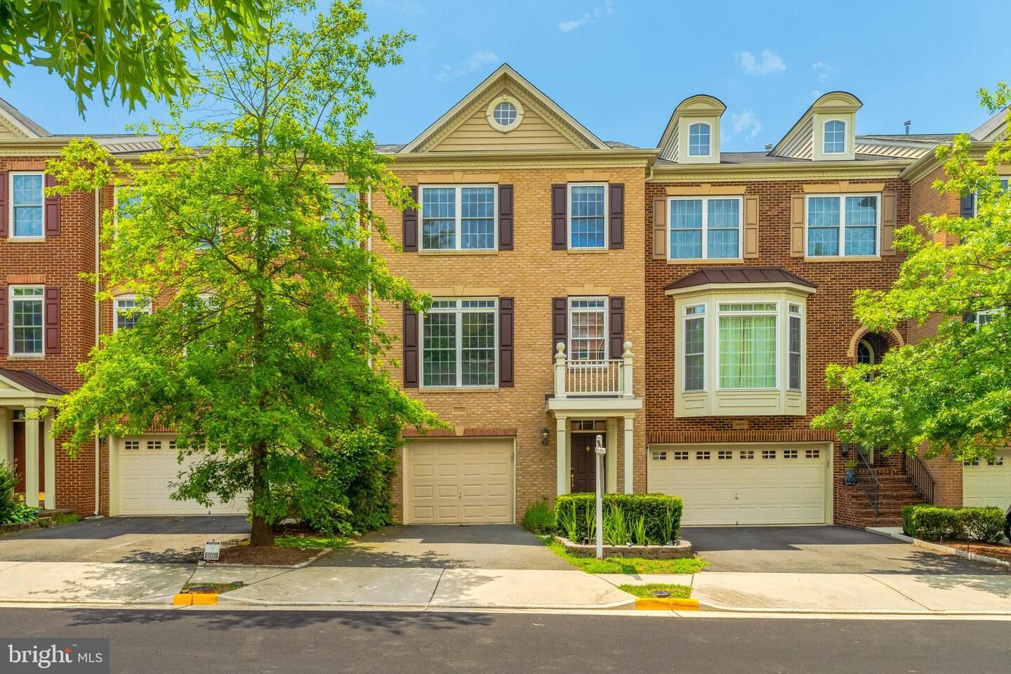 Property Photo: 25529 Oak Medley Terrace VA 20105