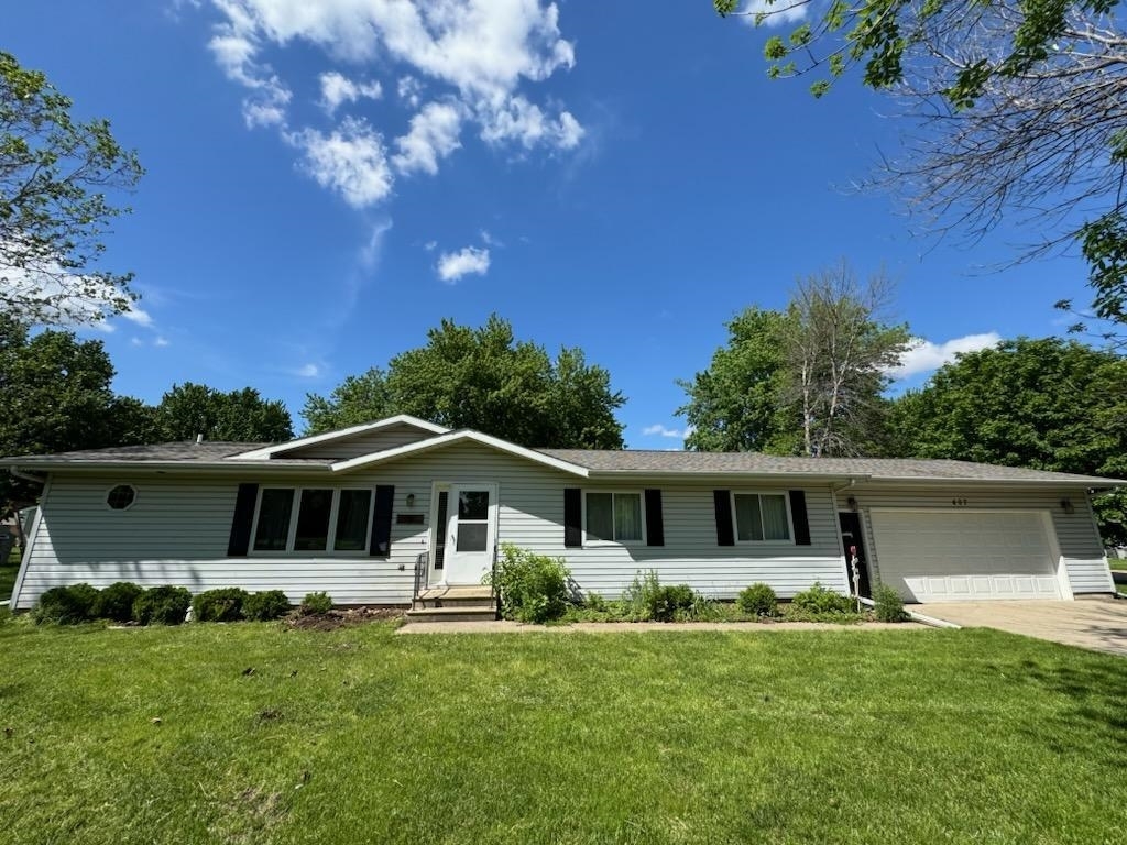 Property Photo:  407 8th Street SE  IA 51301 