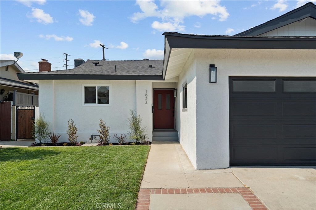 Property Photo:  1623 E Albreda Street  CA 90745 