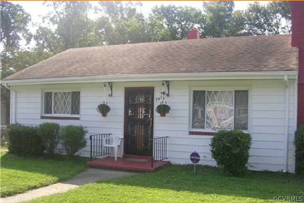 Property Photo: 1919 Oak Hill Lane VA 23223