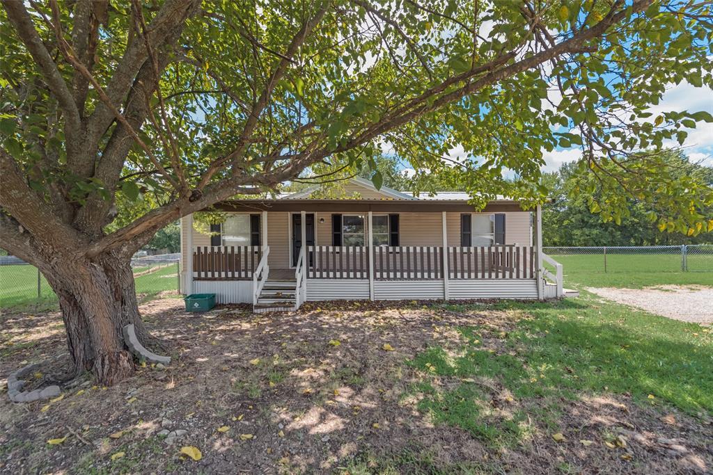 Property Photo: 2600 W Hideaway Court TX 76065