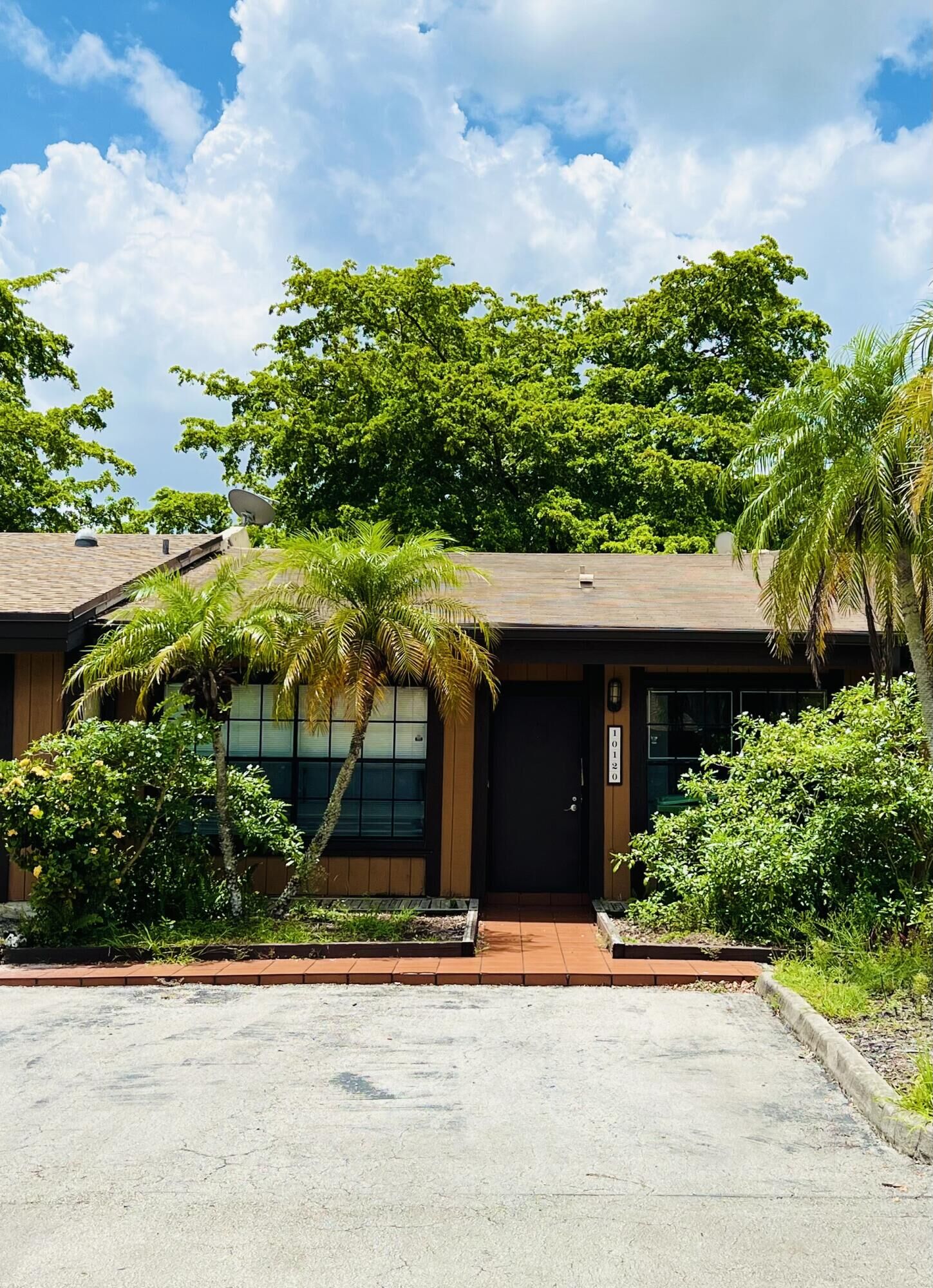 Property Photo: 10120 Acorn Lane FL 33026