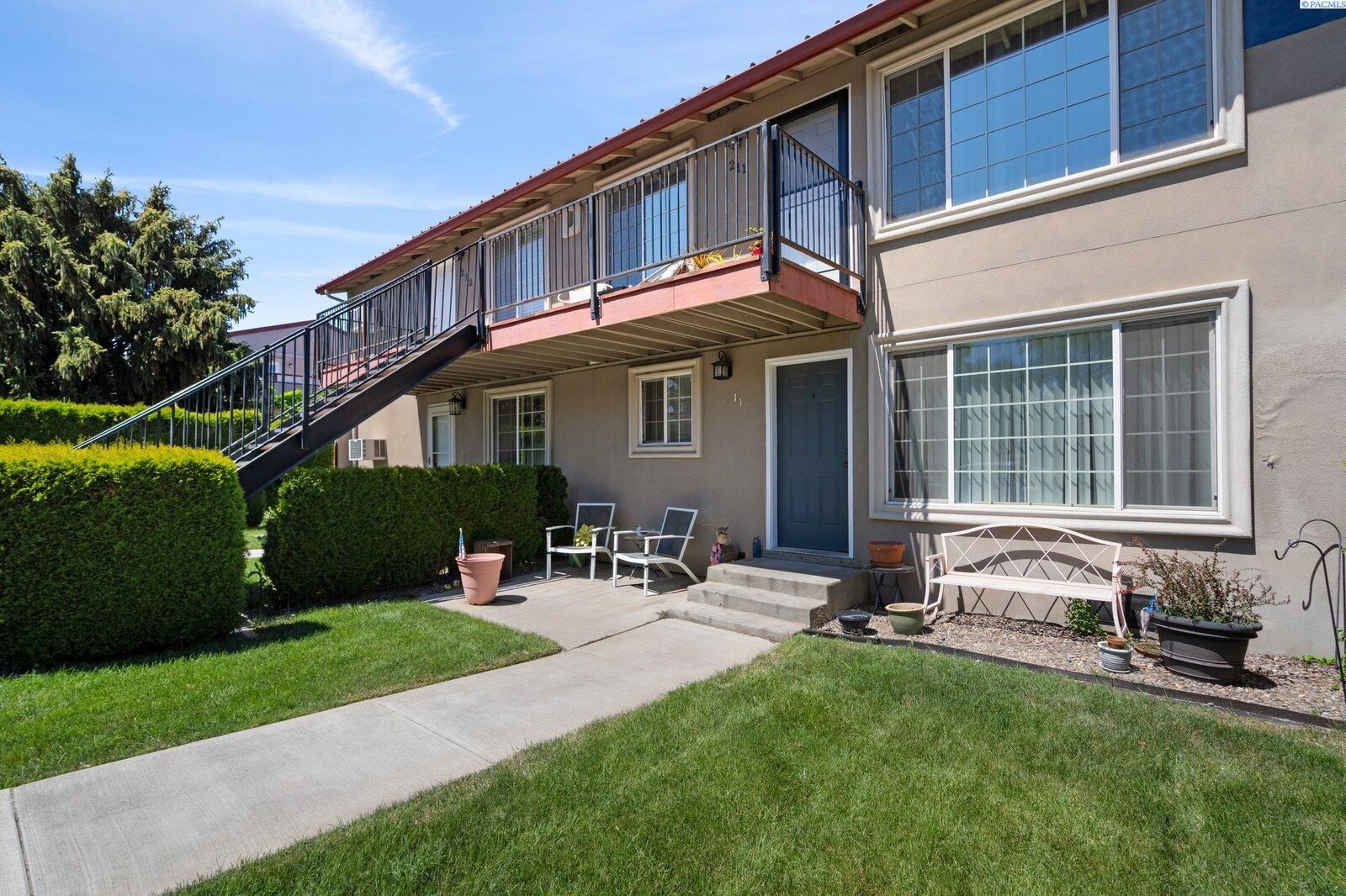 Property Photo: 526 S 40th WA 99353