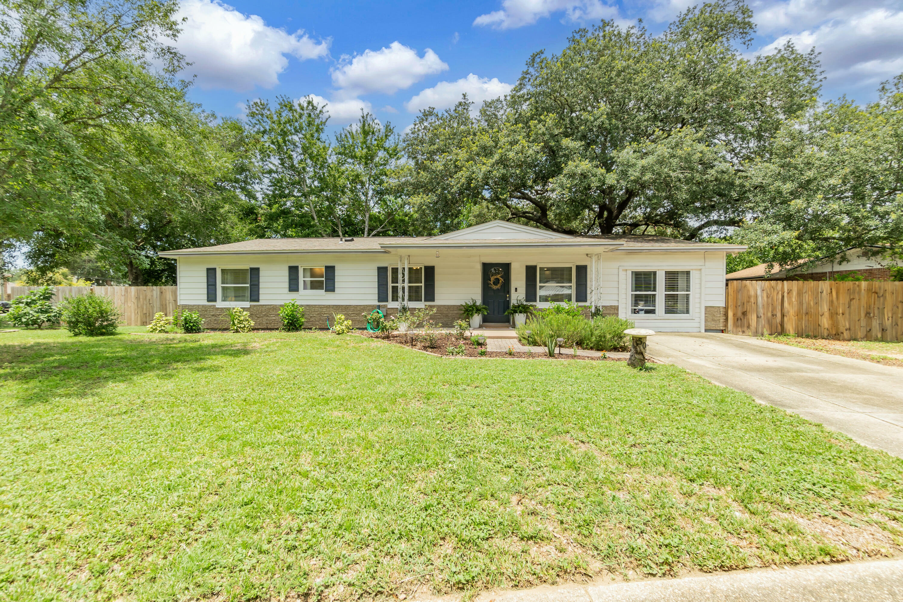 Property Photo:  501 Dona Avenue  FL 32547 