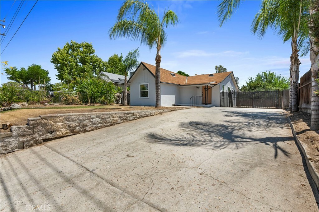 Property Photo:  427 Columbus Street  CA 93305 