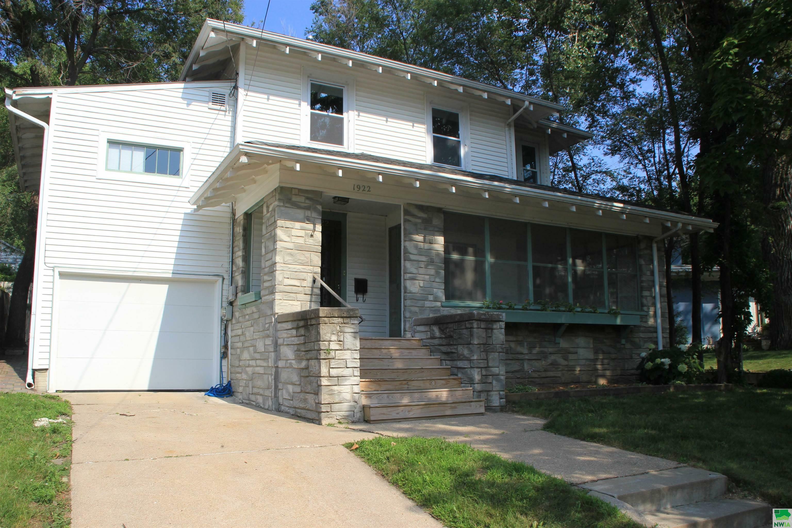 Property Photo:  1922 Heights  IA 51104 