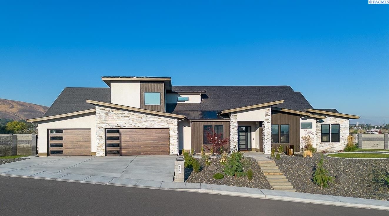 Property Photo: 925 Heidel Court WA 99352