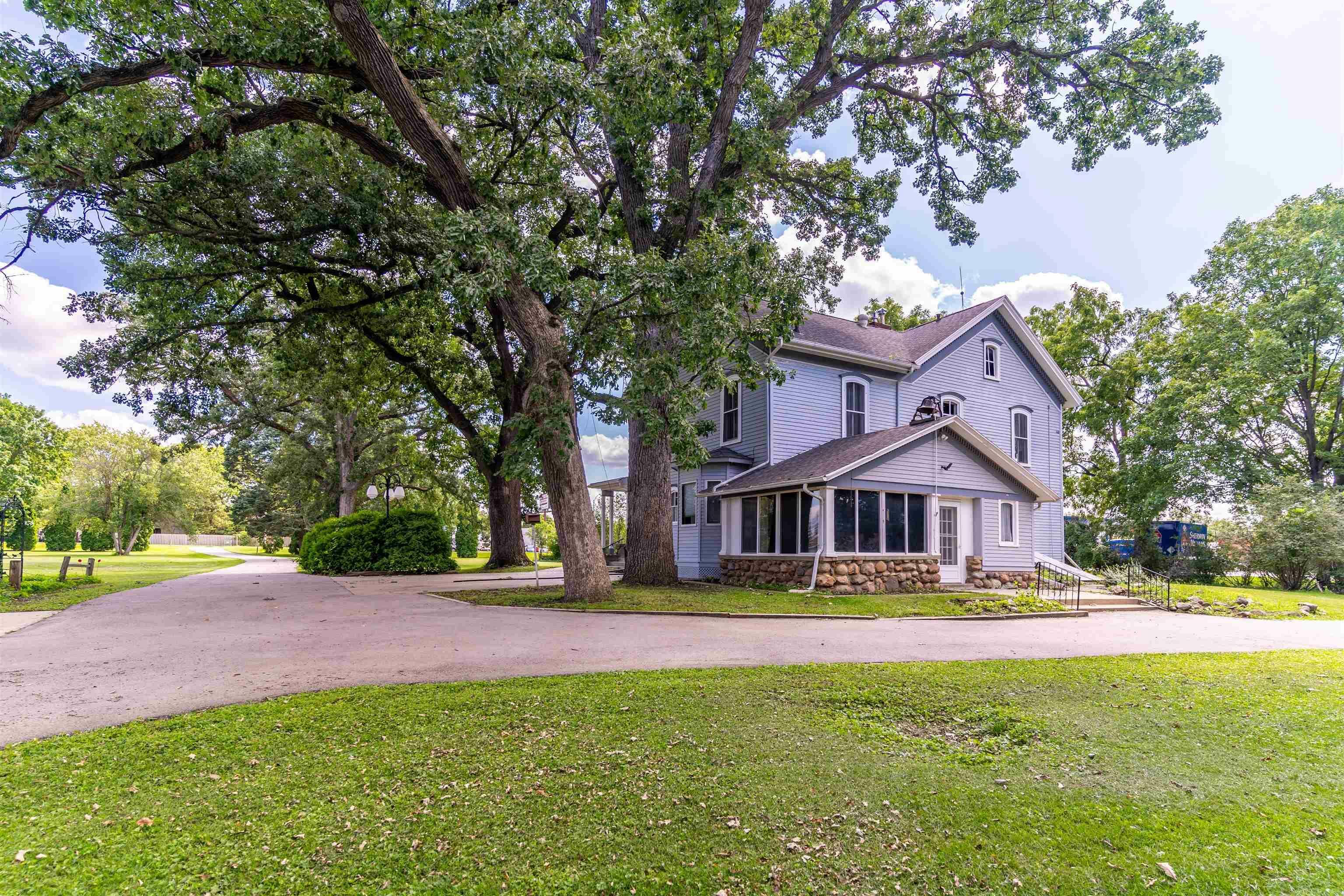 Property Photo:  5202 University Avenue  IA 50613 