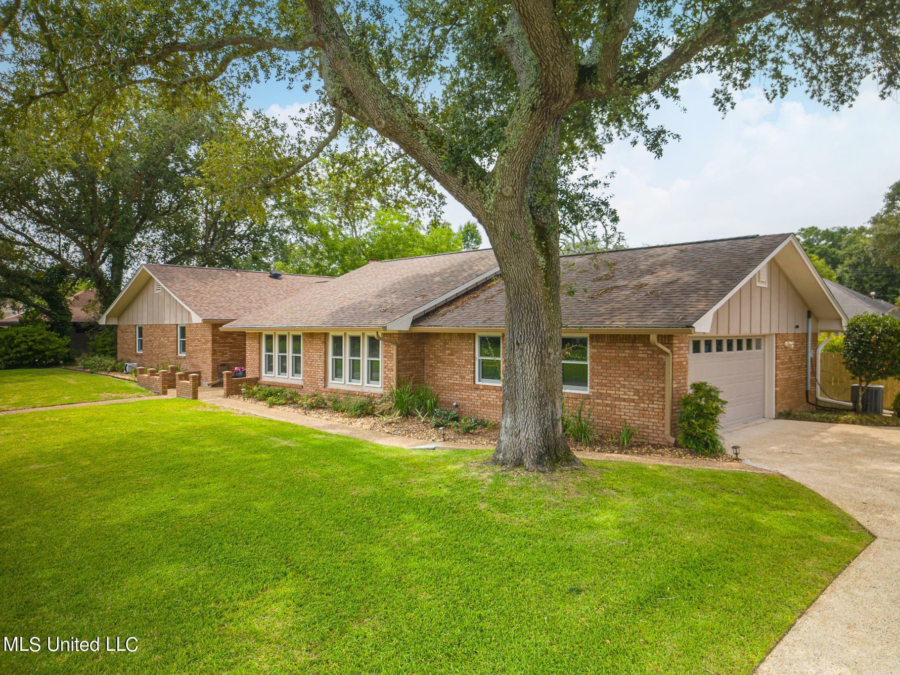 Property Photo:  425 Woodland Park Drive  MS 39531 