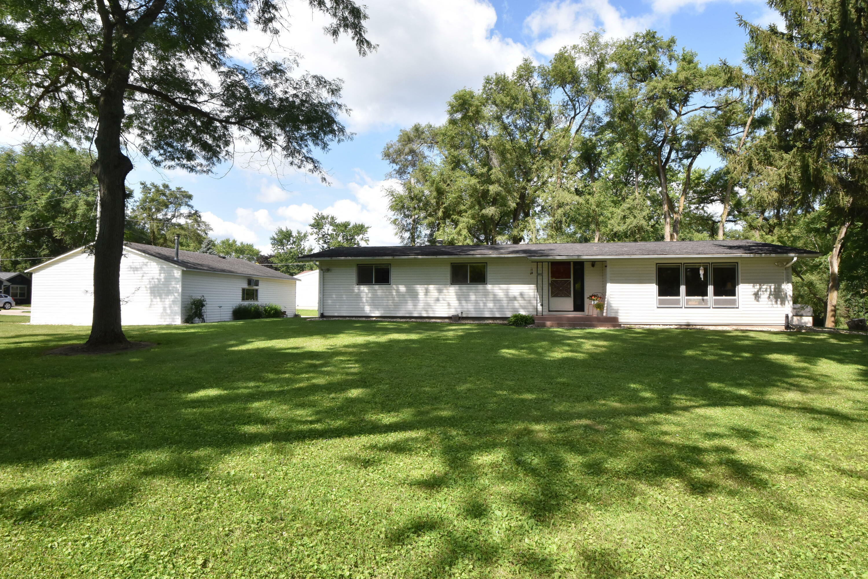 Property Photo:  1610 Chippewa Dr  WI 53139 