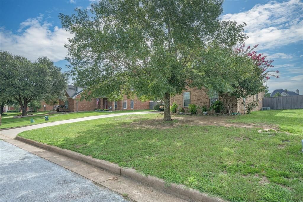 Property Photo: 4429 Etheridge Circle TX 75103