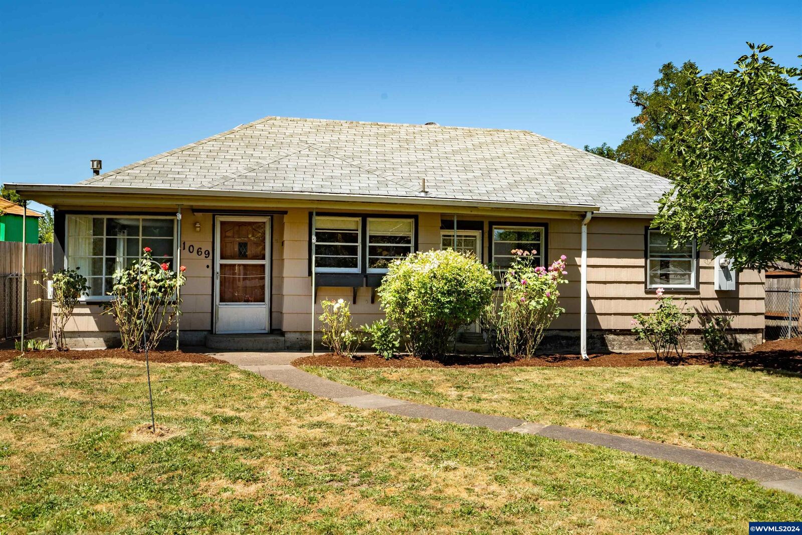 Property Photo:  1069  13th Av SW  OR 97321 