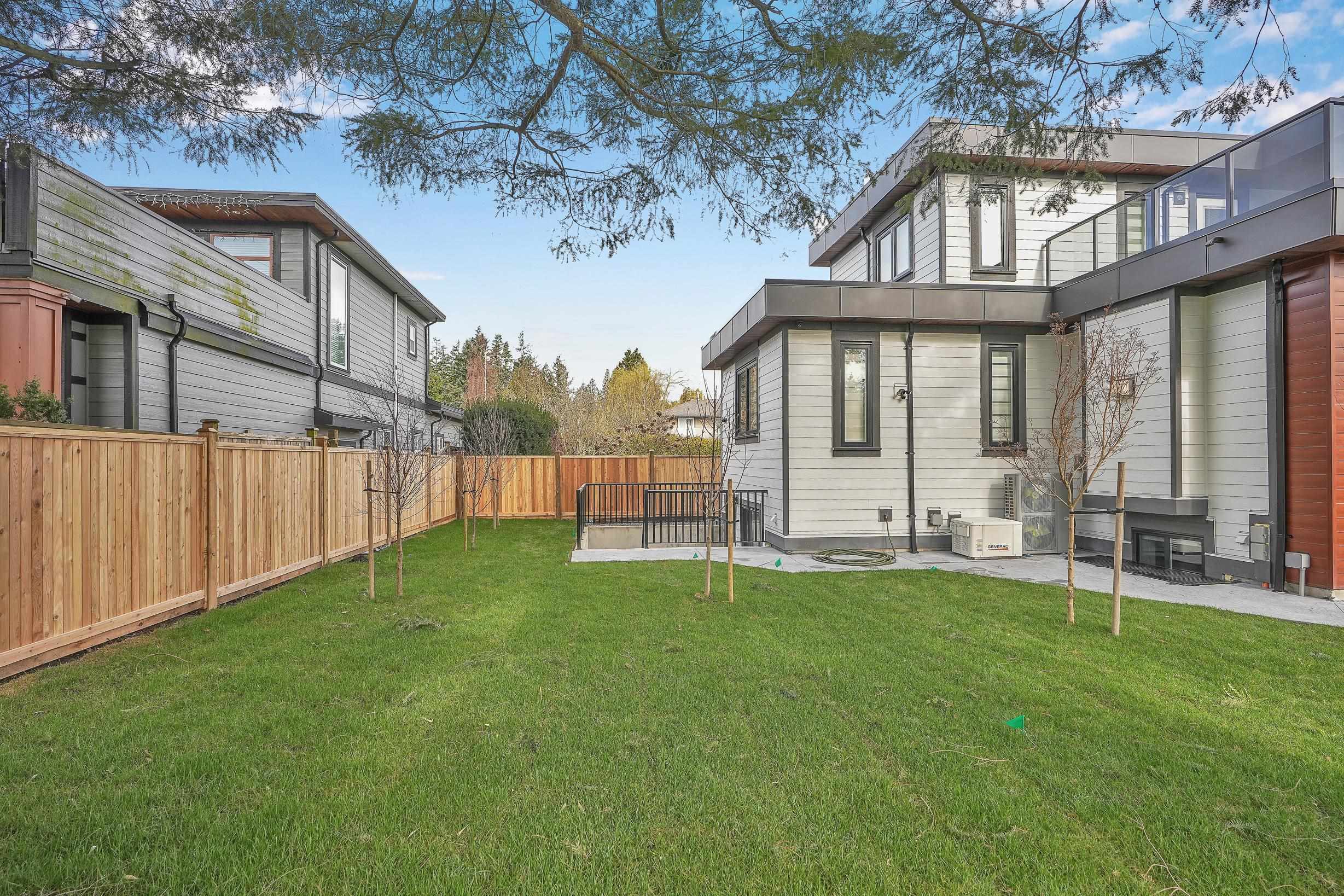 Photo de la propriété:  13915 Blackburn Avenue  BC V4B 2Z3 