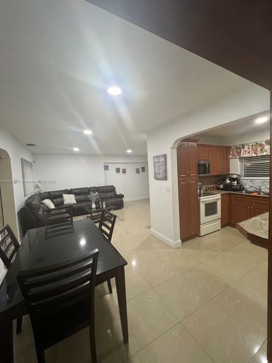 Property Photo:  2231 Acapulco Dr  FL 33023 