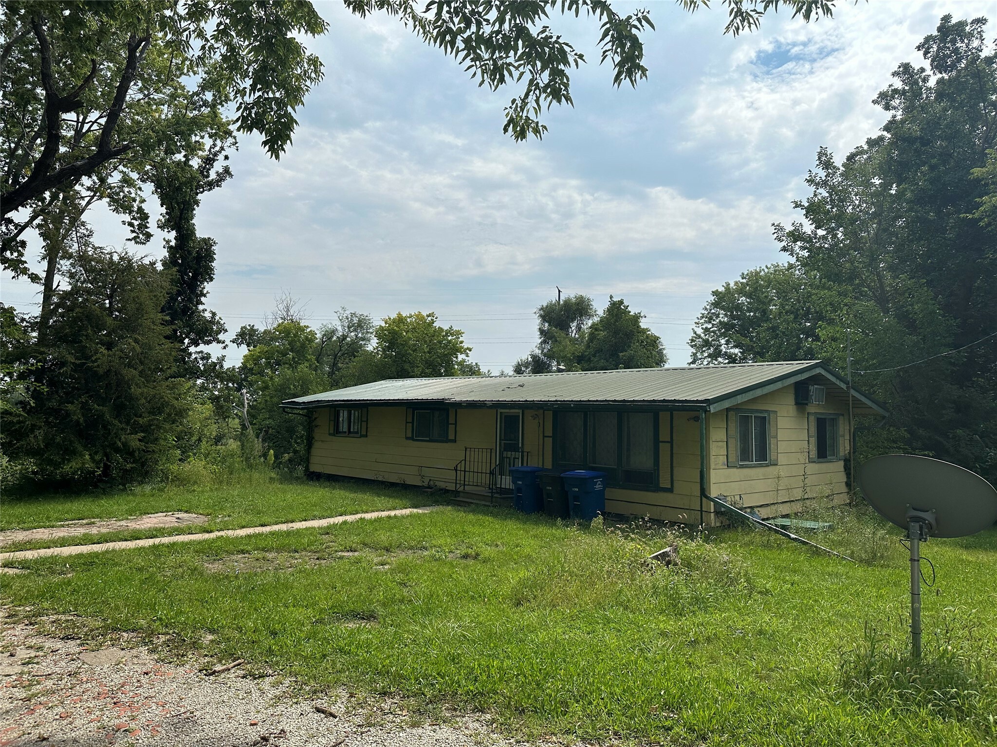 Property Photo:  2211 E County Line Road  IA 50320 