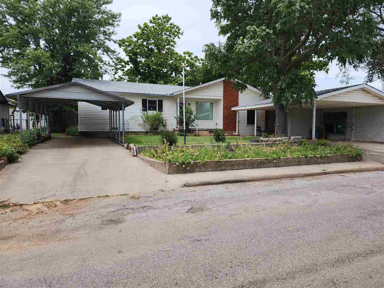 Property Photo:  203 Oak St  OK 73538 