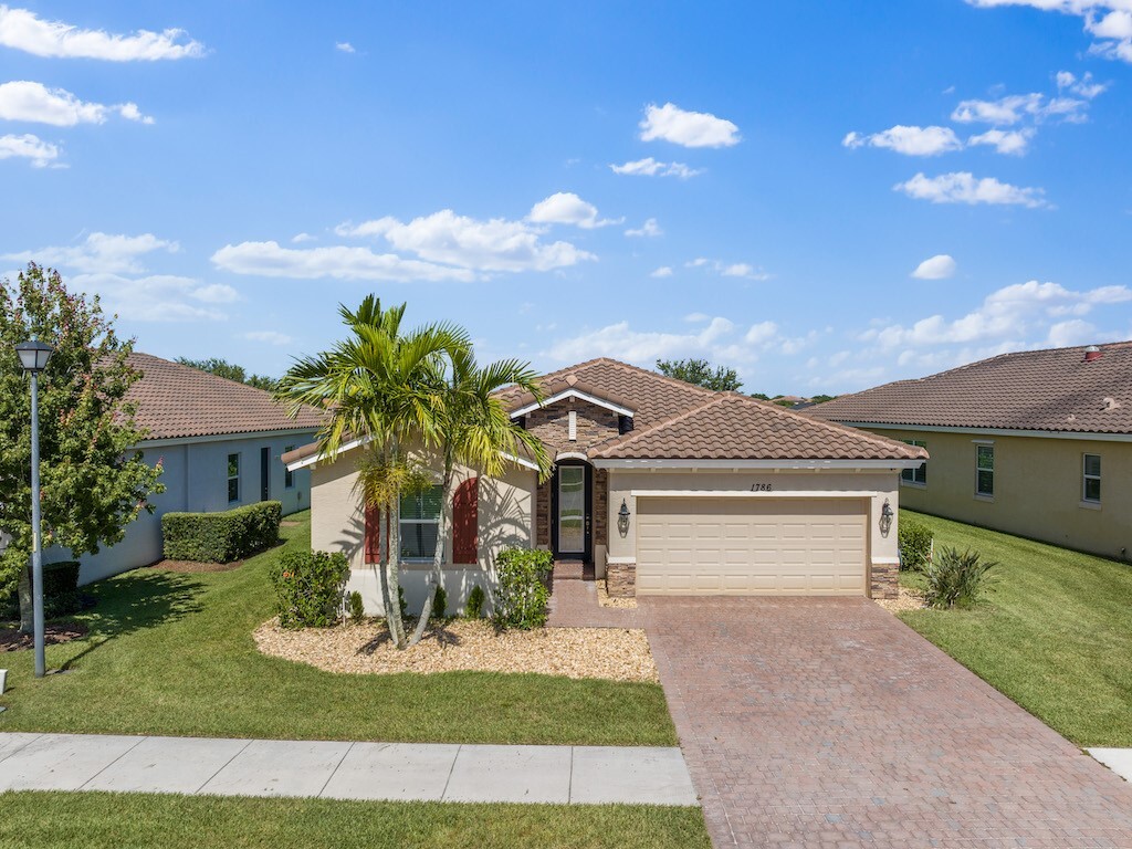 Property Photo: 1786 Berkshire Circle SW FL 32968