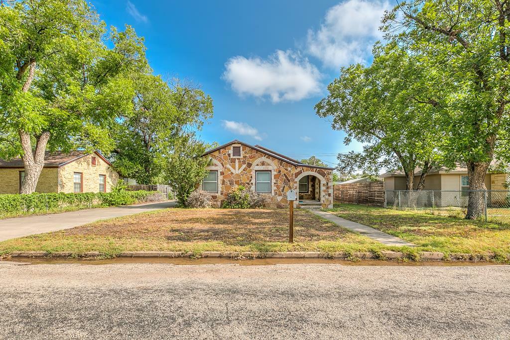 Property Photo:  116 Logan St  TX 76903 