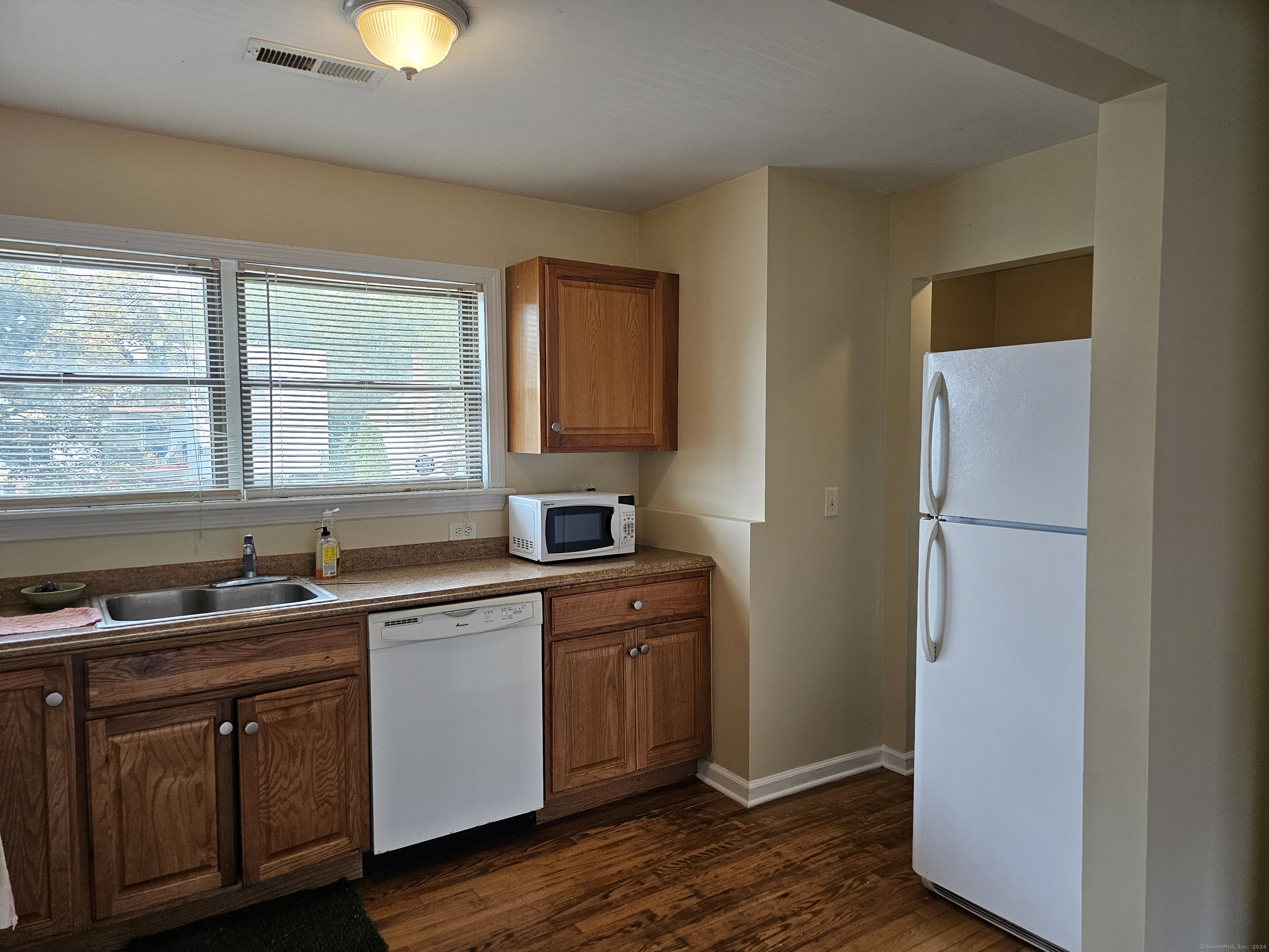 Property Photo:  11 Tuttle Street Apt 14  CT 06902 