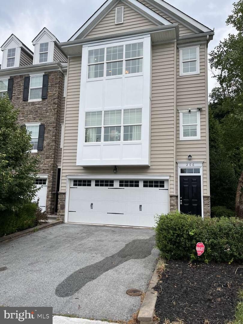 Property Photo: 206 W General Grey Court DE 19702