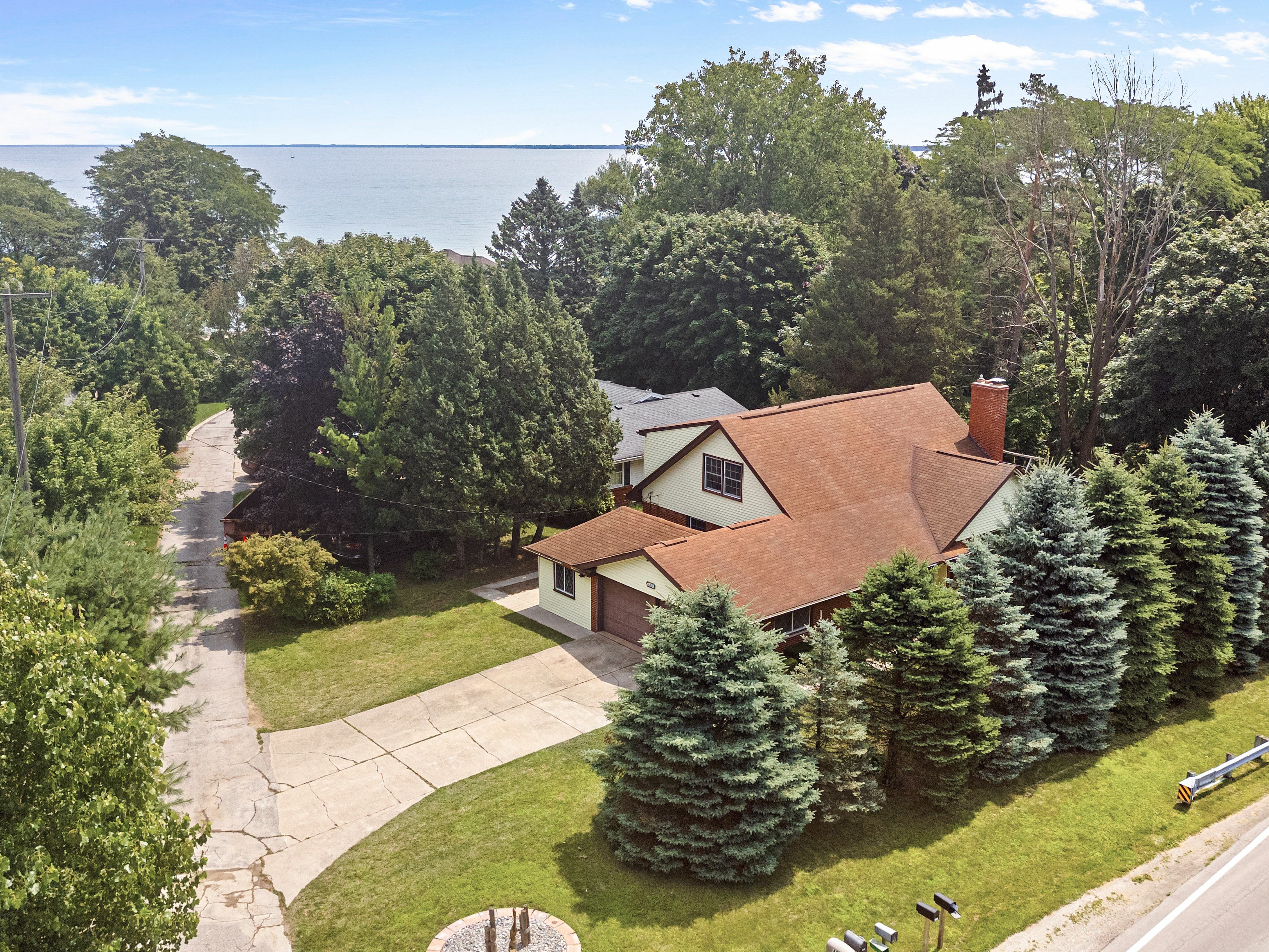 Property Photo:  4550 Lakeshore  MI 48059 3527 