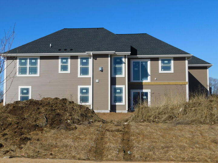 Property Photo:  716 Hummingbird Ct  WI 53024