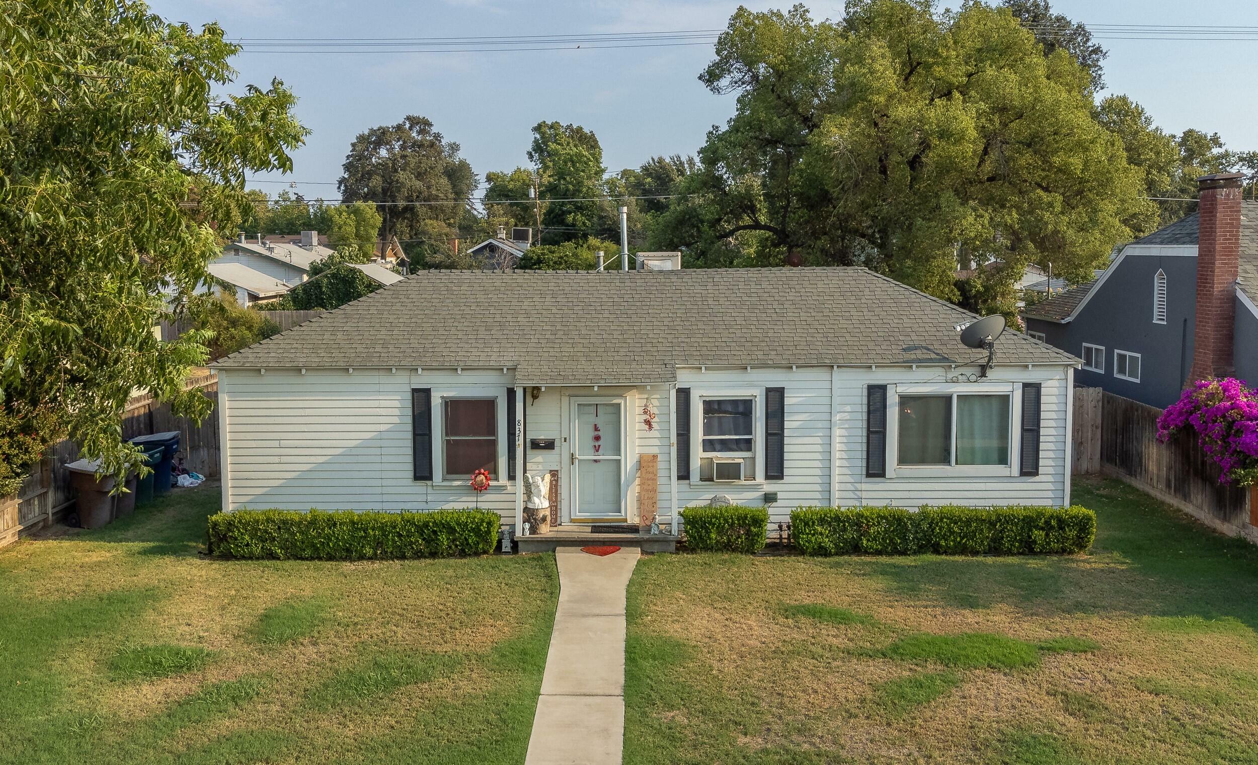 Property Photo:  837 E Apricot Avenue  CA 93274 