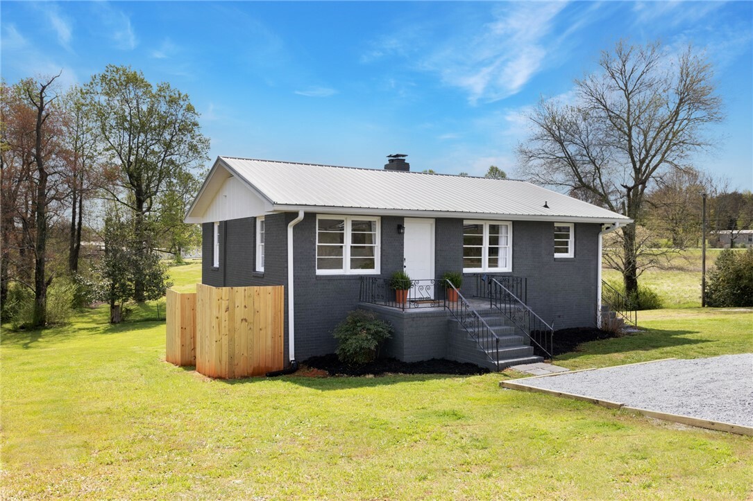 Property Photo:  1126 N Highway 25 Highway  SC 29690 