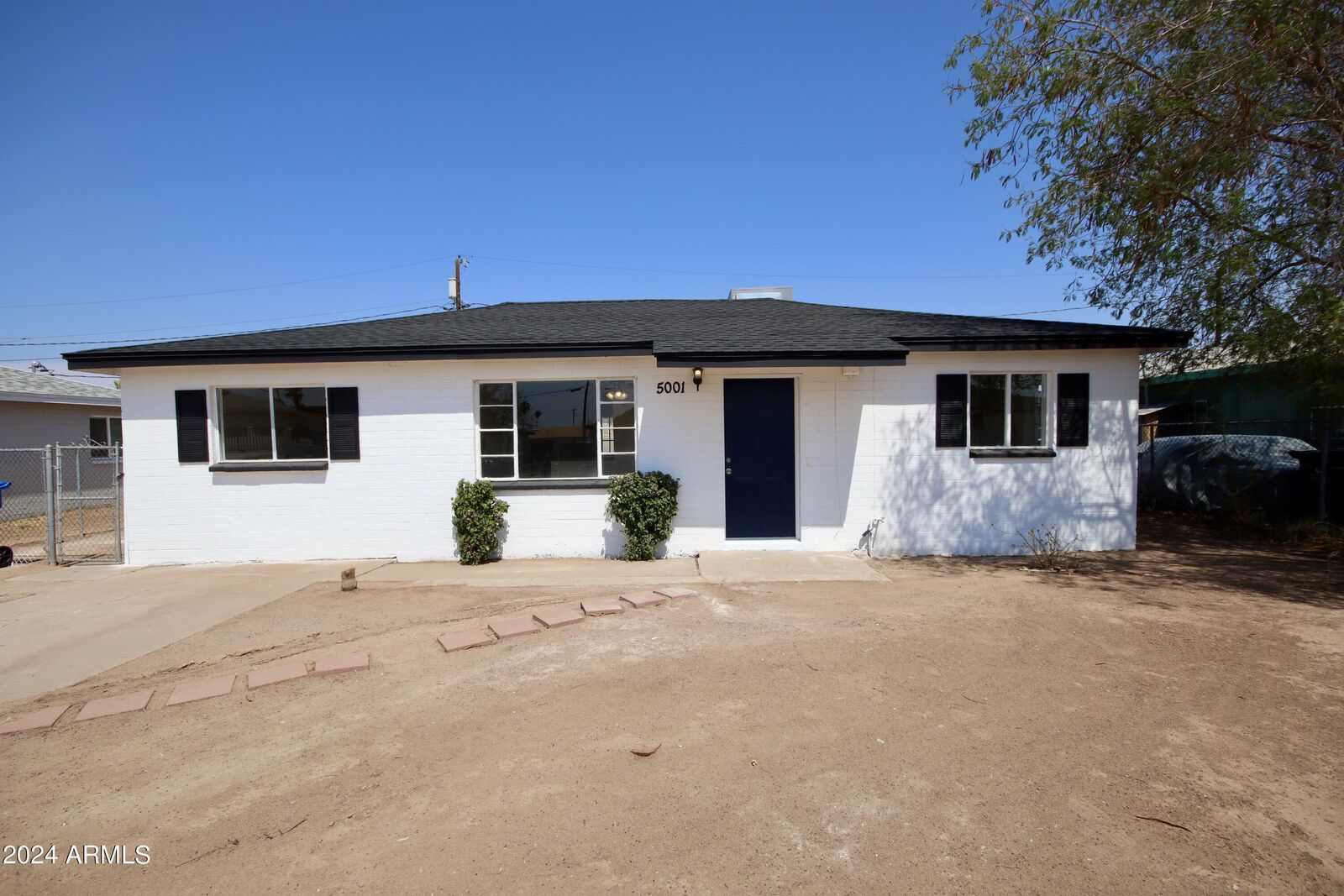 Property Photo:  5001 S 20th Place  AZ 85040 