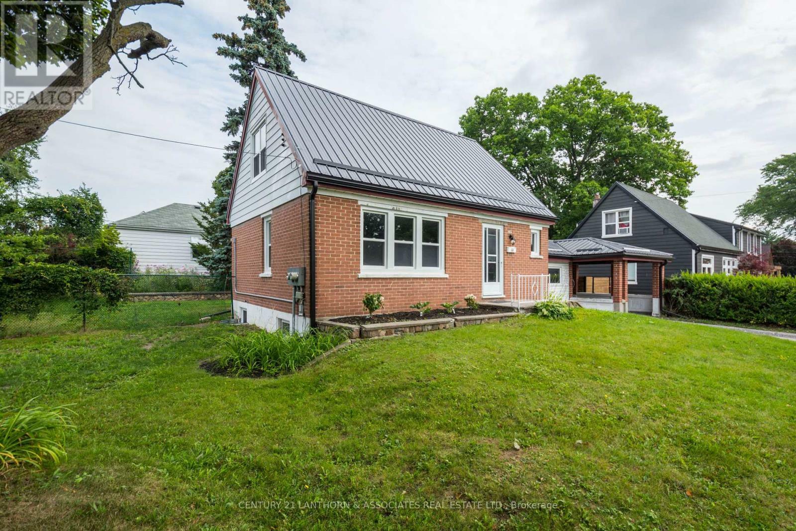 Photo de la propriété:  66 Crestview Avenue  ON K8N 1W8 