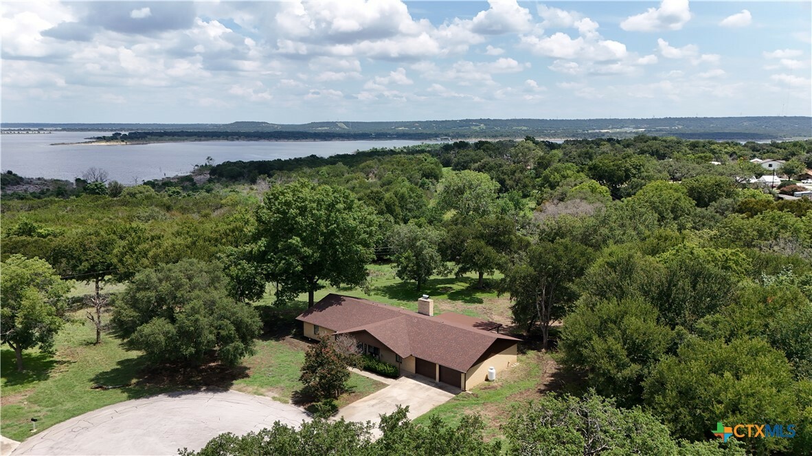 Property Photo:  2006 Hannahawk Circle  TX 76548 