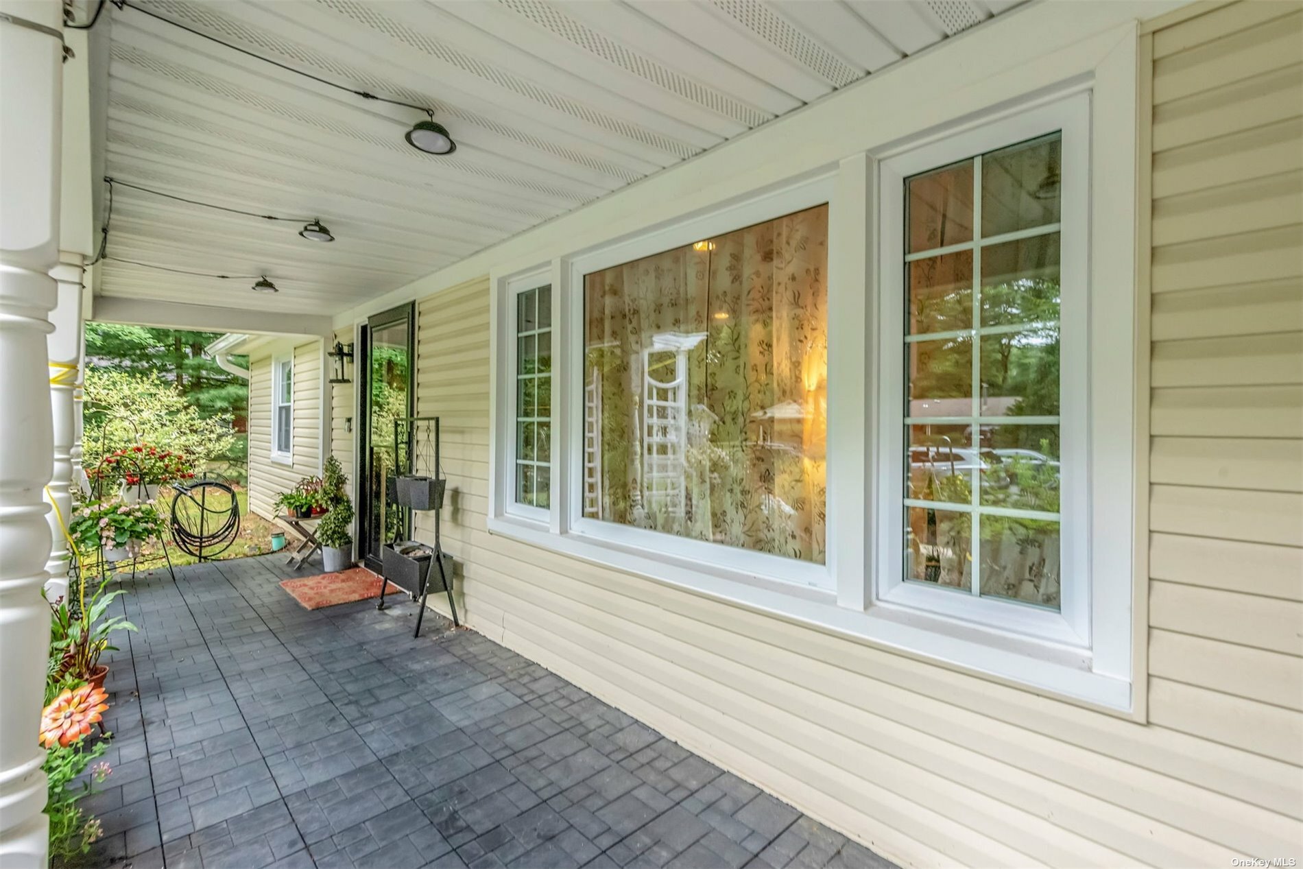 Property Photo:  22 Shawmont Lane  NY 11790 