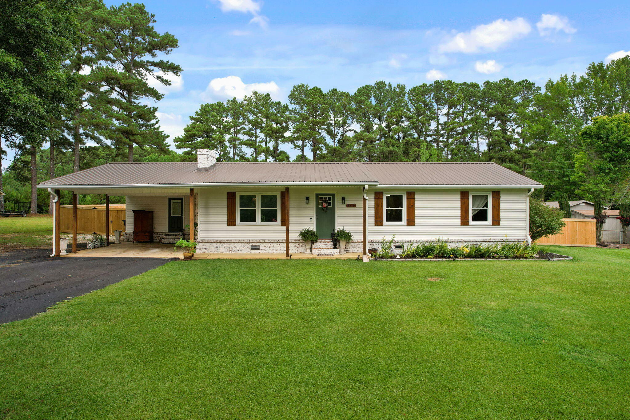 Property Photo:  2219 Hillcrest Road  MS 38834 