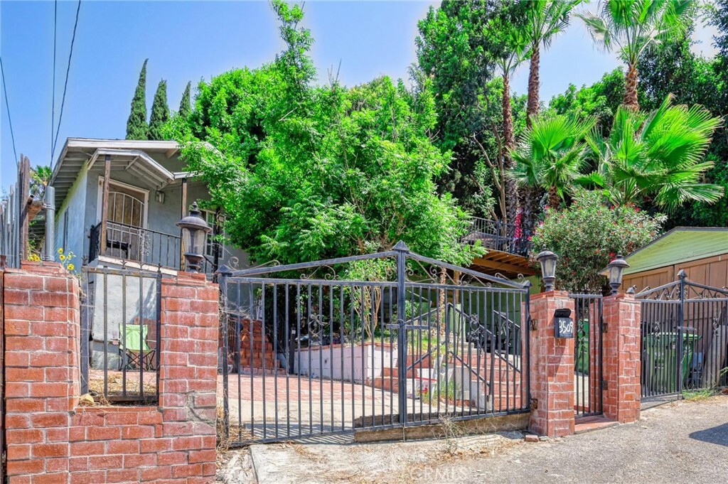 Property Photo:  3509 Holyoke Drive  CA 90065 