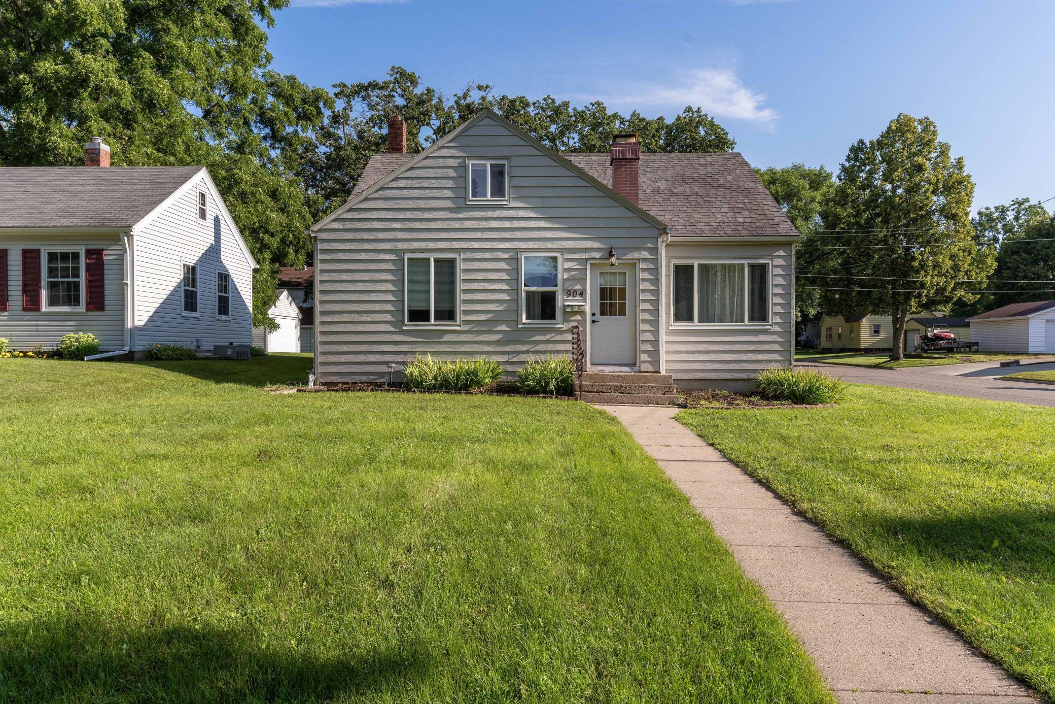 Property Photo:  904 W Cavour Avenue  MN 56537 